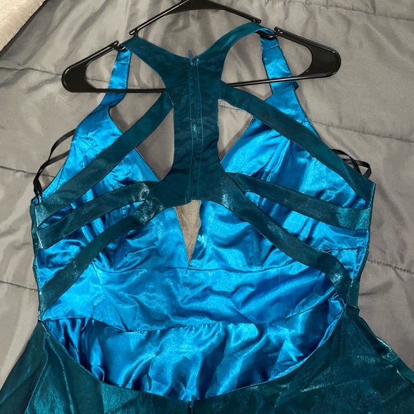 size 16 , open back and pockets on the side . Tight on top loose on bottom - Picture 4 of 5